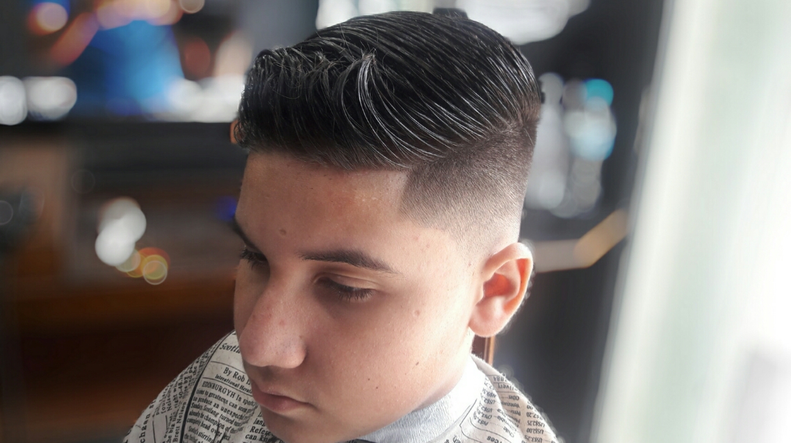 Penteado slick back com degradê feito por Gustavo Almeida